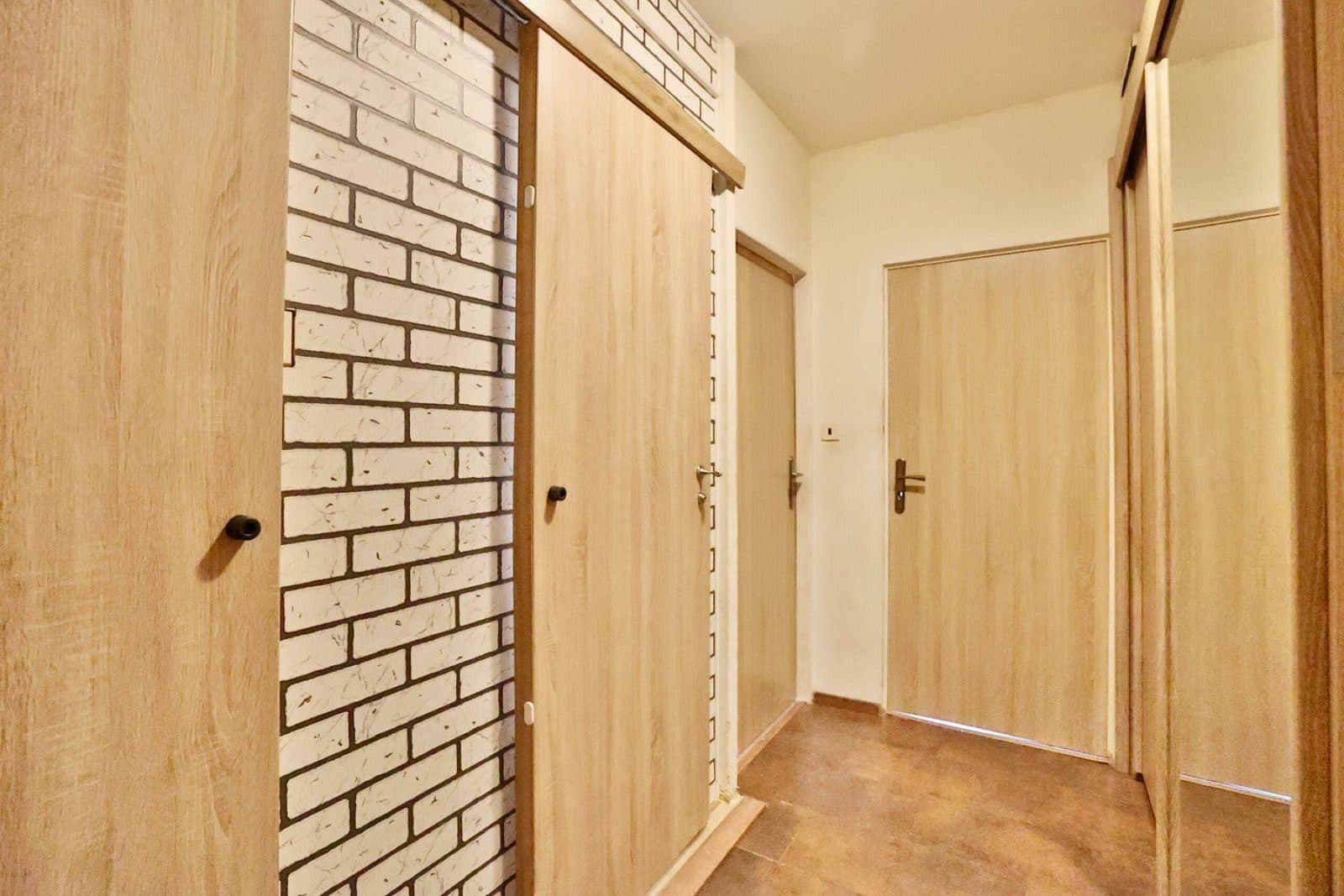 Chodba, obývací pokoj 2+kk, Borovanského 2219/9