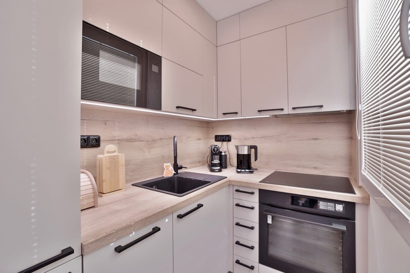 Investiční byt 1+kk u metra Střížkov po rekonstrukci, lodžie 9 m²