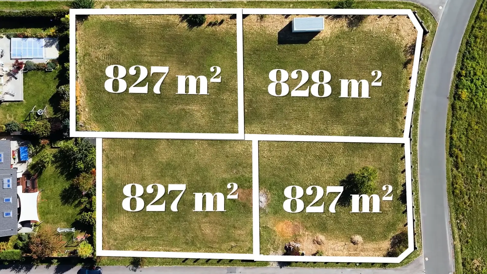 Čtyři stavební parcely v Pacově u Říčan z dronu s vyznačenými hranicemi a výměrami 827–828 m²