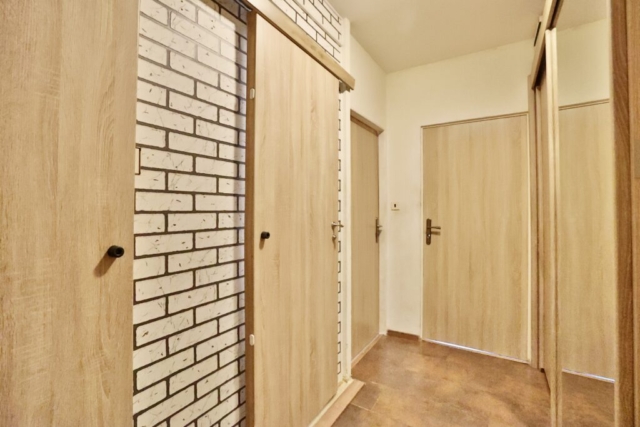 Chodba, obývací pokoj 2+kk, Borovanského 2219/9