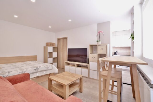 Investiční byt 1+kk u metra Střížkov po rekonstrukci, lodžie 9 m²