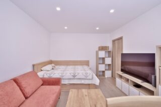 Investiční byt 1+kk u metra Střížkov po rekonstrukci, lodžie 9 m²