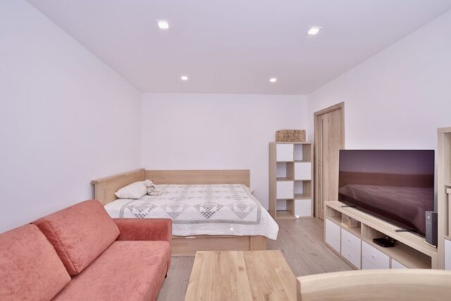 Investiční byt 1+kk u metra Střížkov po rekonstrukci, lodžie 9 m²