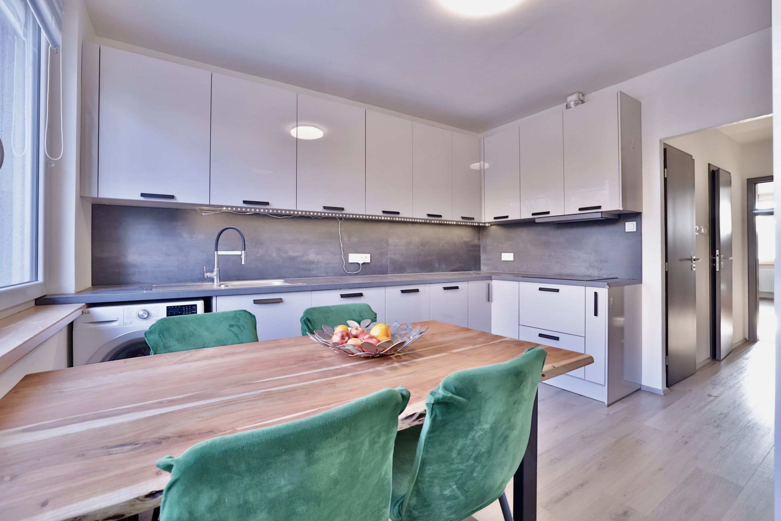 Nabízíme k prodeji světlý a prakticky řešený byt 3+1 v osobním vlastnictví na adrese Bryksova 944/27, Praha 14 – Černý Most. Byt má užitnou plochu 74,68 m² a k tomu navíc zasklenou lodžii 4,5 m², sklep 2 m² a komoru na chodbě 1,5 m². Celková plocha bytu včetně příslušenství je 82,68 m². Byt se nachází v 1. patře (nejedná se o přízemí).