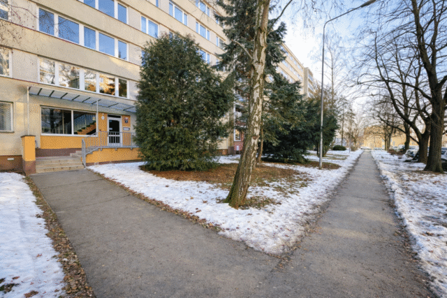 Investiční byt 1+kk u metra Střížkov po rekonstrukci, lodžie 9 m²