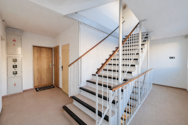 Investiční byt 1+kk u metra Střížkov po rekonstrukci, lodžie 9 m²