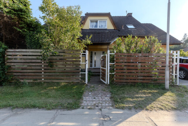 Pohled na dům z ulice Pohled na dům z ulice